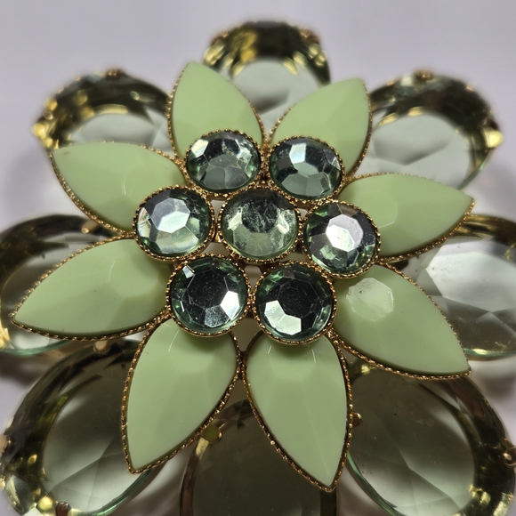 Gold Tone Trim Light Green Floral Glass Crystal Brooch - Picture 13 of 16